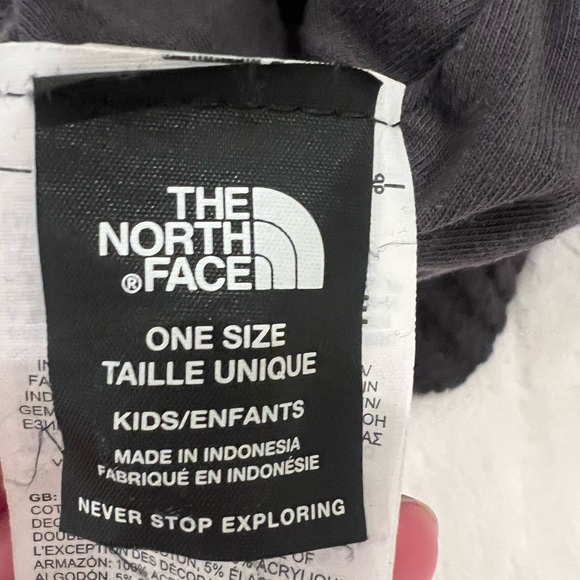 The North Face Logo Box Cuffed Beanie in black acrylic knit | OS | Like New - Picture 8 of 8